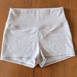 Alo Yoga Aura Alo Soft Shorts, Medium